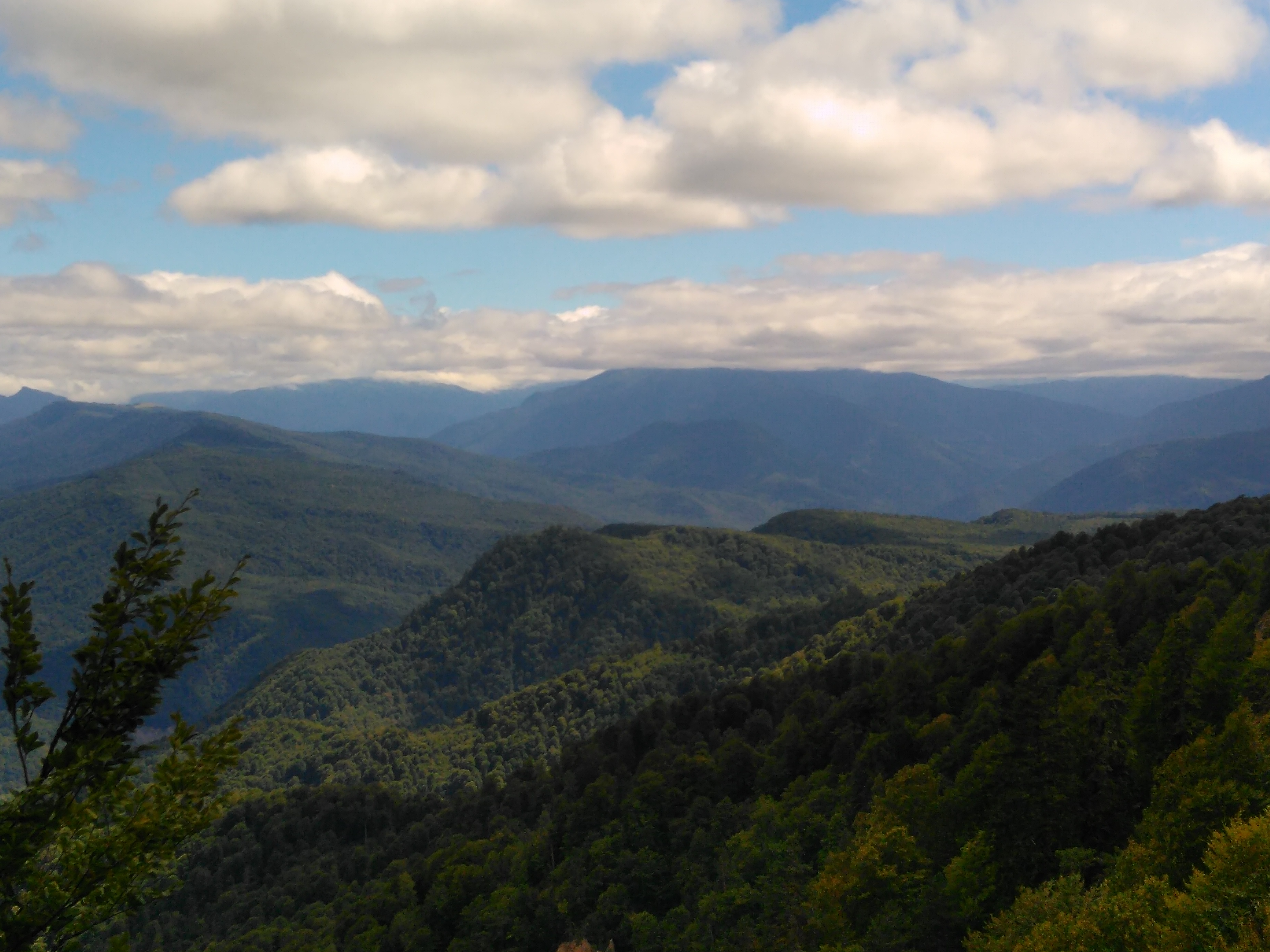 Pogled se vidikovca na planine zapadnog Kavkaza