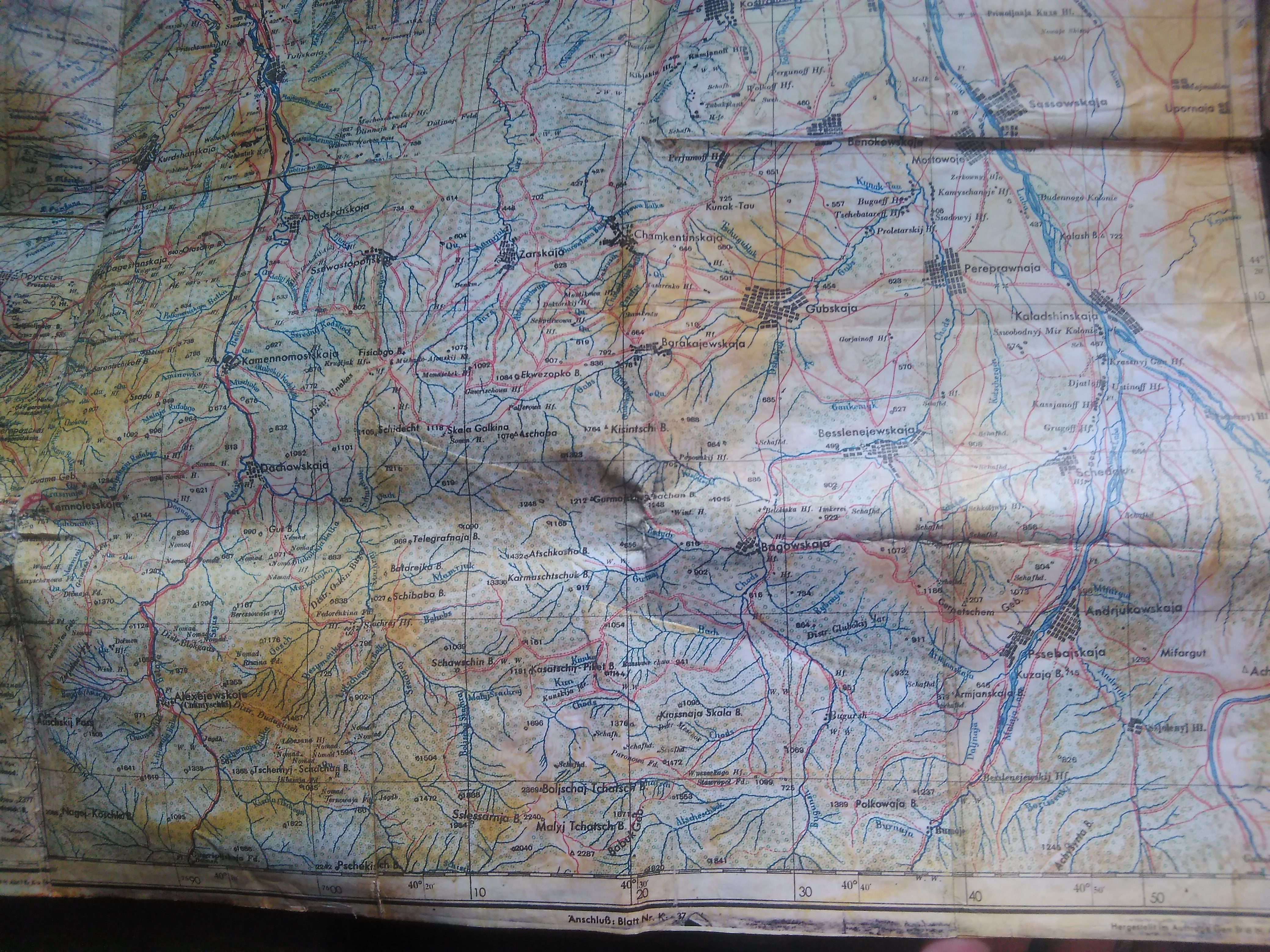 Područje desanta na orginalnoj njemačkoj karti.<br />
            Na karti postoje crvenom olovkom ucrtane oznake .Vjerojatno se radi o putevima kretanja specijalnih postrojbi i Ahnenerbe 1942