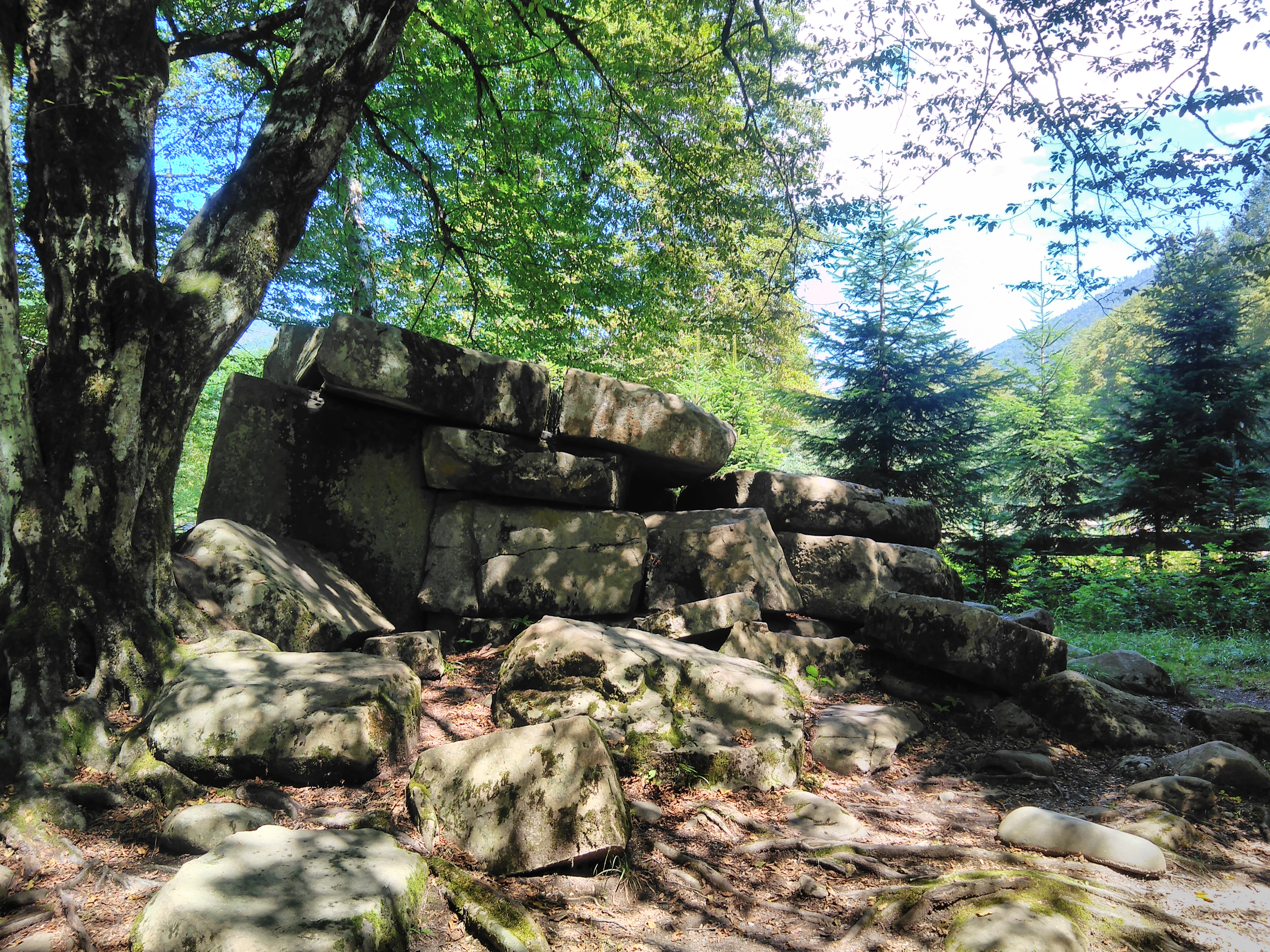 Veleiki dolmen -Guzeriplj -pogled sa boka