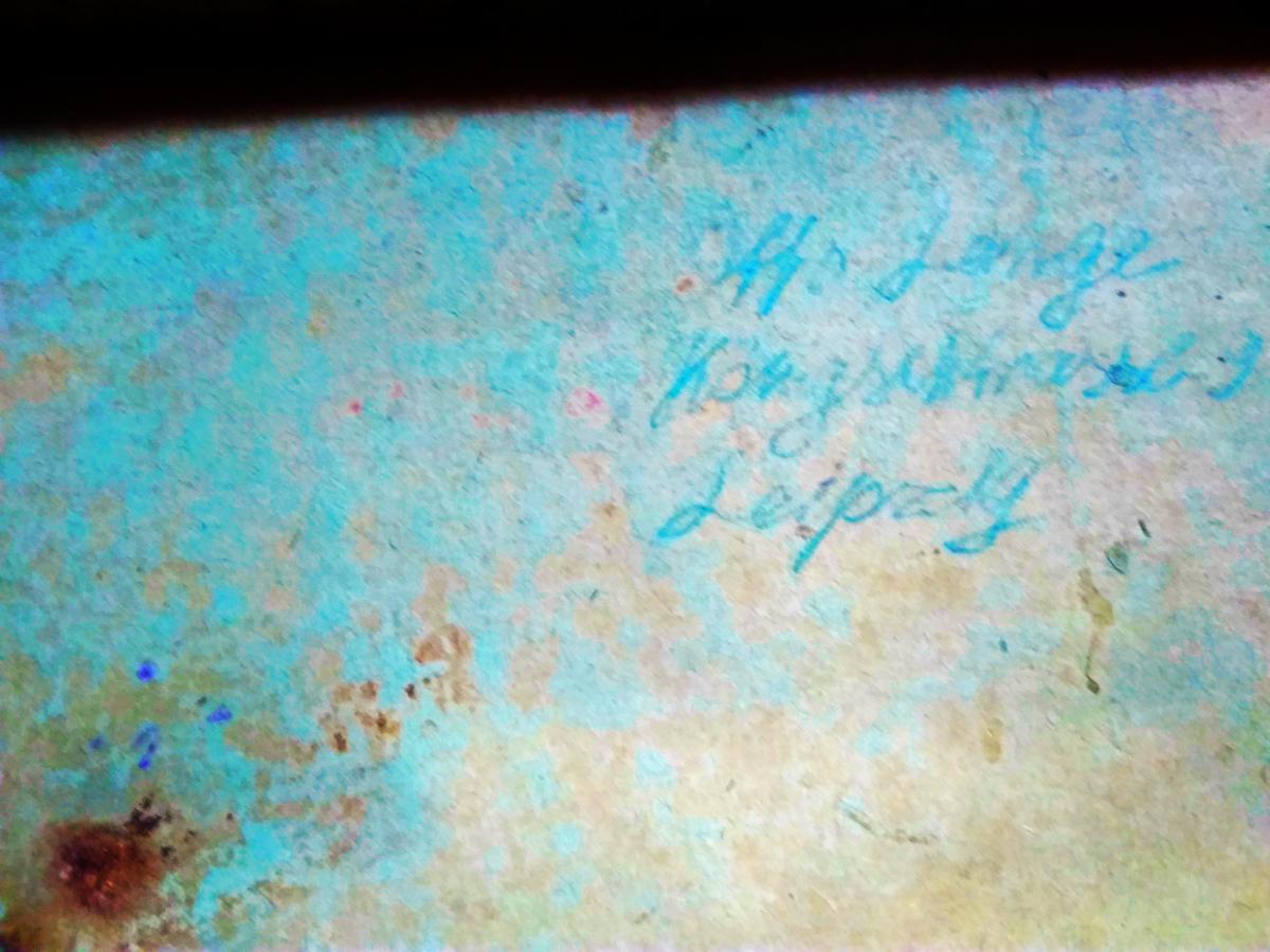 Natpis s adresom na unutrašnjoj strani poklopca kovčega s brijaćim priborom. Vjerojatno se radi o njemačkom zapovjedniku Ahnenerbine akcije iz 1942 godine. Natpis je izblijedio, ali računalnom obradom fotografije uspjelo se doći do adrese